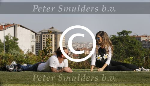 istanbul 22 mei 2013
Wesley Sneijder en zijn vrouw Yolanthe Sneijder Cabau met hun hond voor hun huis in Istanbul
Peter Smulders bv