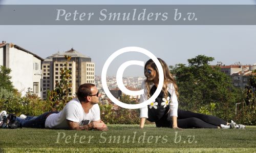 istanbul 22 mei 2013
Wesley Sneijder en zijn vrouw Yolanthe Sneijder Cabau met hun hond voor hun huis in Istanbul
Peter Smulders bv