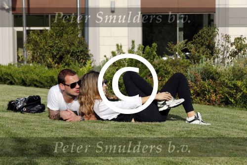 istanbul 22 mei 2013
Wesley Sneijder en zijn vrouw Yolanthe Sneijder Cabau met hun hond voor hun huis in Istanbul
Peter Smulders bv
