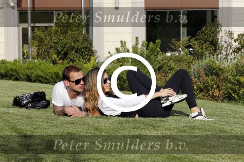 istanbul 22 mei 2013
Wesley Sneijder en zijn vrouw Yolanthe Sneijder Cabau met hun hond voor hun huis in Istanbul
Peter Smulders bv