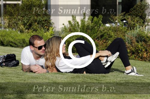 istanbul 22 mei 2013
Wesley Sneijder en zijn vrouw Yolanthe Sneijder Cabau met hun hond voor hun huis in Istanbul
Peter Smulders bv