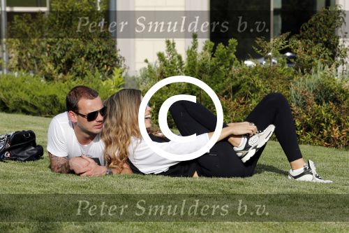 istanbul 22 mei 2013
Wesley Sneijder en zijn vrouw Yolanthe Sneijder Cabau met hun hond voor hun huis in Istanbul
Peter Smulders bv