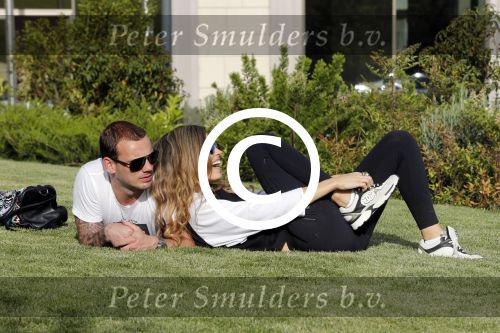 istanbul 22 mei 2013
Wesley Sneijder en zijn vrouw Yolanthe Sneijder Cabau met hun hond voor hun huis in Istanbul
Peter Smulders bv