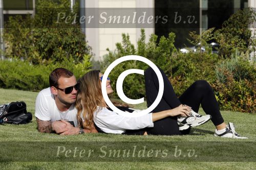 istanbul 22 mei 2013
Wesley Sneijder en zijn vrouw Yolanthe Sneijder Cabau met hun hond voor hun huis in Istanbul
Peter Smulders bv