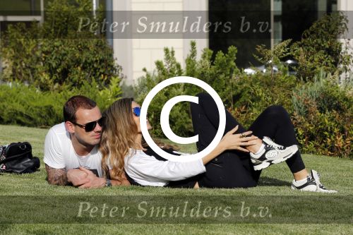 istanbul 22 mei 2013
Wesley Sneijder en zijn vrouw Yolanthe Sneijder Cabau met hun hond voor hun huis in Istanbul
Peter Smulders bv