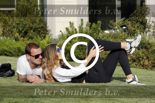 istanbul 22 mei 2013
Wesley Sneijder en zijn vrouw Yolanthe Sneijder Cabau met hun hond voor hun huis in Istanbul
Peter Smulders bv