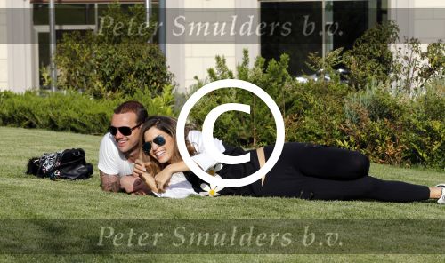 istanbul 22 mei 2013
Wesley Sneijder en zijn vrouw Yolanthe Sneijder Cabau met hun hond voor hun huis in Istanbul
Peter Smulders bv