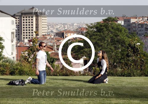 istanbul 22 mei 2013
Wesley Sneijder en zijn vrouw Yolanthe Sneijder Cabau met hun hond voor hun huis in Istanbul
Peter Smulders bv