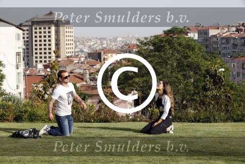 istanbul 22 mei 2013
Wesley Sneijder en zijn vrouw Yolanthe Sneijder Cabau met hun hond voor hun huis in Istanbul
Peter Smulders bv