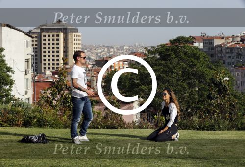 istanbul 22 mei 2013
Wesley Sneijder en zijn vrouw Yolanthe Sneijder Cabau met hun hond voor hun huis in Istanbul
Peter Smulders bv