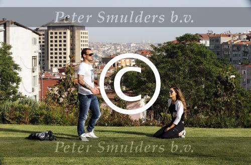 istanbul 22 mei 2013
Wesley Sneijder en zijn vrouw Yolanthe Sneijder Cabau met hun hond voor hun huis in Istanbul
Peter Smulders bv