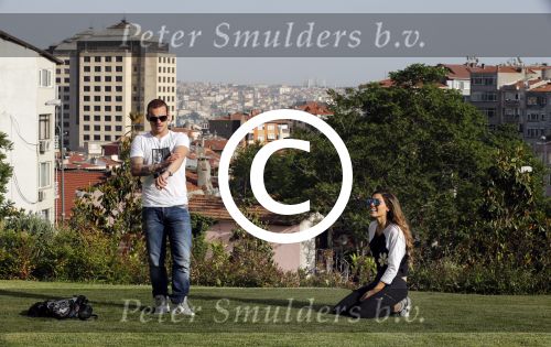 istanbul 22 mei 2013
Wesley Sneijder en zijn vrouw Yolanthe Sneijder Cabau met hun hond voor hun huis in Istanbul
Peter Smulders bv