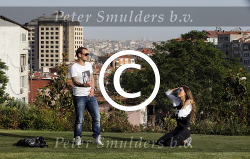 istanbul 22 mei 2013
Wesley Sneijder en zijn vrouw Yolanthe Sneijder Cabau met hun hond voor hun huis in Istanbul
Peter Smulders bv