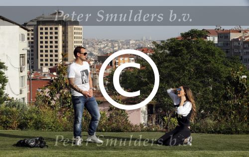 istanbul 22 mei 2013
Wesley Sneijder en zijn vrouw Yolanthe Sneijder Cabau met hun hond voor hun huis in Istanbul
Peter Smulders bv