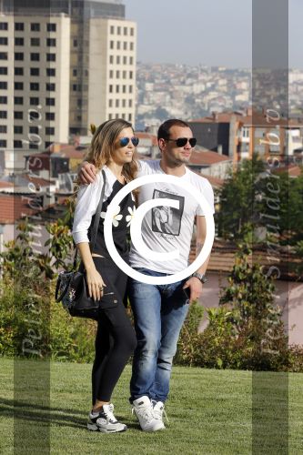 istanbul 22 mei 2013
Wesley Sneijder en zijn vrouw Yolanthe Sneijder Cabau met hun hond voor hun huis in Istanbul
Peter Smulders bv