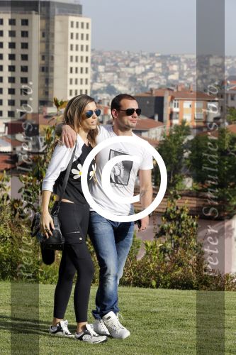 istanbul 22 mei 2013
Wesley Sneijder en zijn vrouw Yolanthe Sneijder Cabau met hun hond voor hun huis in Istanbul
Peter Smulders bv