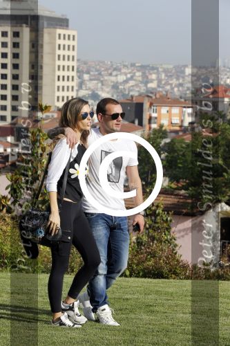 istanbul 22 mei 2013
Wesley Sneijder en zijn vrouw Yolanthe Sneijder Cabau met hun hond voor hun huis in Istanbul
Peter Smulders bv