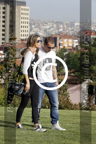 istanbul 22 mei 2013
Wesley Sneijder en zijn vrouw Yolanthe Sneijder Cabau met hun hond voor hun huis in Istanbul
Peter Smulders bv