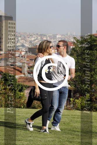 istanbul 22 mei 2013
Wesley Sneijder en zijn vrouw Yolanthe Sneijder Cabau met hun hond voor hun huis in Istanbul
Peter Smulders bv