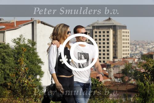 istanbul 22 mei 2013
Wesley Sneijder en zijn vrouw Yolanthe Sneijder Cabau met hun hond voor hun huis in Istanbul
Peter Smulders bv