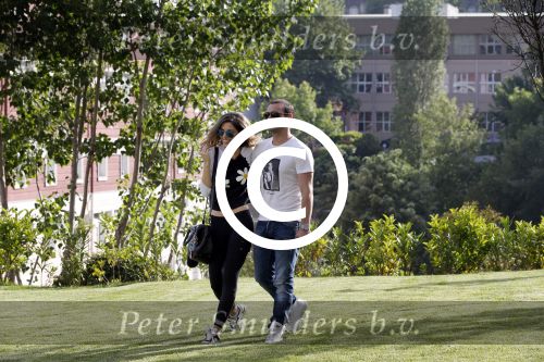istanbul 22 mei 2013
Wesley Sneijder en zijn vrouw Yolanthe Sneijder Cabau met hun hond voor hun huis in Istanbul
Peter Smulders bv