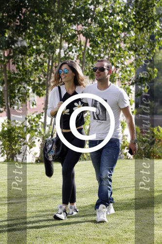 istanbul 22 mei 2013
Wesley Sneijder en zijn vrouw Yolanthe Sneijder Cabau met hun hond voor hun huis in Istanbul
Peter Smulders bv