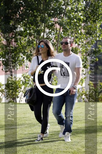 istanbul 22 mei 2013
Wesley Sneijder en zijn vrouw Yolanthe Sneijder Cabau met hun hond voor hun huis in Istanbul
Peter Smulders bv