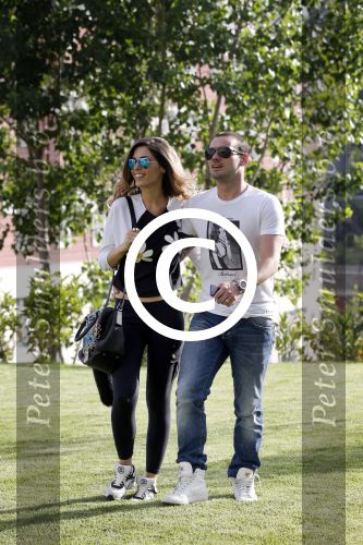 istanbul 22 mei 2013
Wesley Sneijder en zijn vrouw Yolanthe Sneijder Cabau met hun hond voor hun huis in Istanbul
Peter Smulders bv