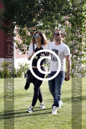 istanbul 22 mei 2013
Wesley Sneijder en zijn vrouw Yolanthe Sneijder Cabau met hun hond voor hun huis in Istanbul
Peter Smulders bv