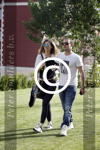 istanbul 22 mei 2013
Wesley Sneijder en zijn vrouw Yolanthe Sneijder Cabau met hun hond voor hun huis in Istanbul
Peter Smulders bv