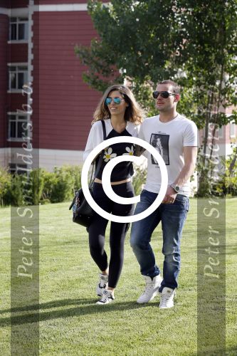 istanbul 22 mei 2013
Wesley Sneijder en zijn vrouw Yolanthe Sneijder Cabau met hun hond voor hun huis in Istanbul
Peter Smulders bv