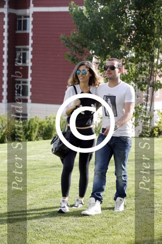 istanbul 22 mei 2013
Wesley Sneijder en zijn vrouw Yolanthe Sneijder Cabau met hun hond voor hun huis in Istanbul
Peter Smulders bv