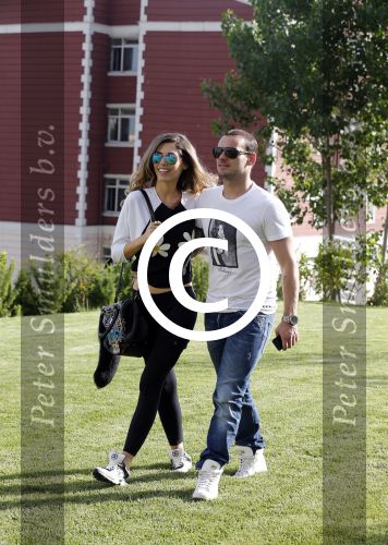 istanbul 22 mei 2013
Wesley Sneijder en zijn vrouw Yolanthe Sneijder Cabau met hun hond voor hun huis in Istanbul
Peter Smulders bv