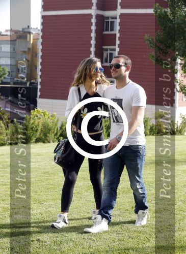 istanbul 22 mei 2013
Wesley Sneijder en zijn vrouw Yolanthe Sneijder Cabau met hun hond voor hun huis in Istanbul
Peter Smulders bv