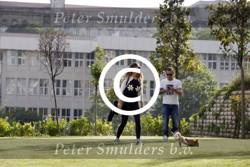 istanbul 22 mei 2013
Wesley Sneijder en zijn vrouw Yolanthe Sneijder Cabau met hun hond voor hun huis in Istanbul
Peter Smulders bv