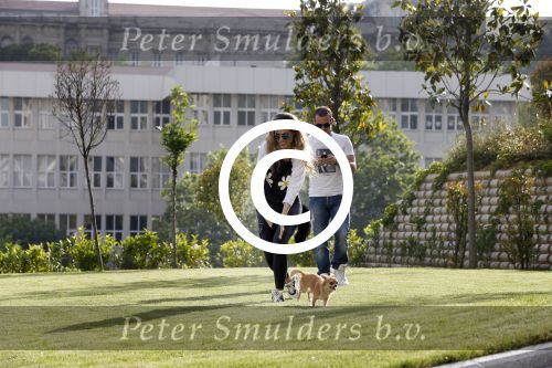 istanbul 22 mei 2013
Wesley Sneijder en zijn vrouw Yolanthe Sneijder Cabau met hun hond voor hun huis in Istanbul
Peter Smulders bv