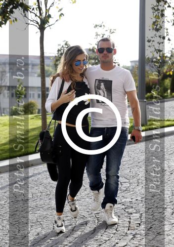 istanbul 22 mei 2013
Wesley Sneijder en zijn vrouw Yolanthe Sneijder Cabau met hun hond voor hun huis in Istanbul
Peter Smulders bv