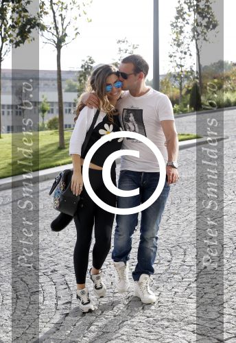 istanbul 22 mei 2013
Wesley Sneijder en zijn vrouw Yolanthe Sneijder Cabau met hun hond voor hun huis in Istanbul
Peter Smulders bv