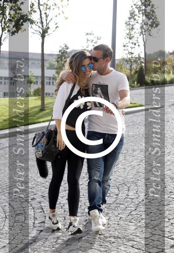 istanbul 22 mei 2013
Wesley Sneijder en zijn vrouw Yolanthe Sneijder Cabau met hun hond voor hun huis in Istanbul
Peter Smulders bv