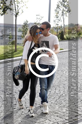 istanbul 22 mei 2013
Wesley Sneijder en zijn vrouw Yolanthe Sneijder Cabau met hun hond voor hun huis in Istanbul
Peter Smulders bv