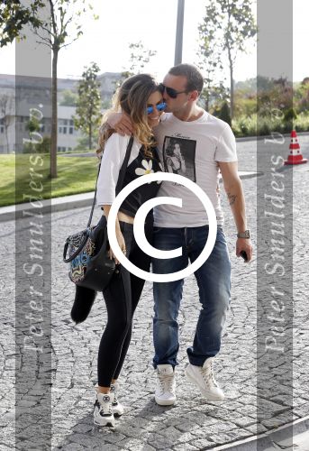 istanbul 22 mei 2013
Wesley Sneijder en zijn vrouw Yolanthe Sneijder Cabau met hun hond voor hun huis in Istanbul
Peter Smulders bv
