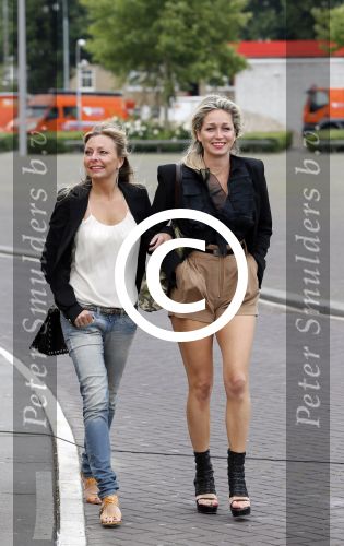 Amsterdam 26 juni 2013
Jackie\'s best dressed in the oyster club bij het olympisch stadion. Zangeres Do Dominique Verhulst met haar beste vriendin
Peter Smulders bv