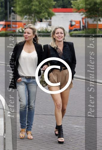 Amsterdam 26 juni 2013
Jackie\'s best dressed in the oyster club bij het olympisch stadion. Zangeres Do Dominique Verhulst met haar beste vriendin
Peter Smulders bv