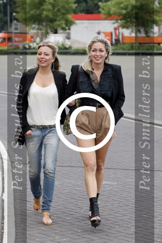 Amsterdam 26 juni 2013
Jackie\'s best dressed in the oyster club bij het olympisch stadion. Zangeres Do Dominique Verhulst met haar beste vriendin
Peter Smulders bv