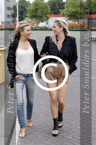 Amsterdam 26 juni 2013
Jackie\'s best dressed in the oyster club bij het olympisch stadion. Zangeres Do Dominique Verhulst met haar beste vriendin
Peter Smulders bv