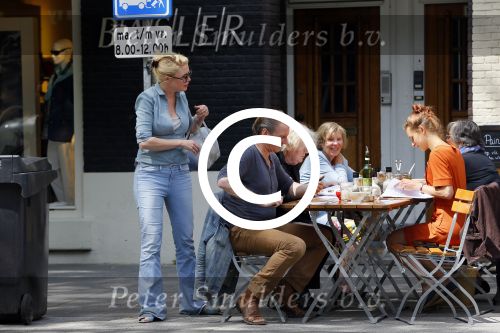 Amsterdam 12 juni 2014
Tjitske Reidinga en Peter Blok op terras en lopend door Amsterdam zuid naar zijn huis