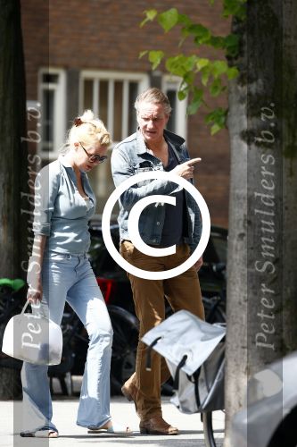 Amsterdam 12 juni 2014
Tjitske Reidinga en Peter Blok op terras en lopend door Amsterdam zuid naar zijn huis