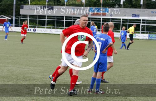 Rijssen 18 juni 2015
Voetballen tegen kanker bij vv Excelsior met diverse bn ers. Tony Wyczynski (sterretje)