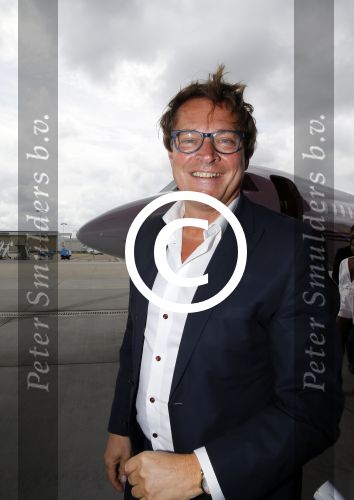 Schiphol OOst 18 juni 2015
Presentatie cast the bodyguard met in de hoofdrollen Romy Monteiro Carolina Dijkhuizen Mark v Eeuwen en Dave Mantel. Albert Verlinde is de producent namens Stage entertainment.
Ze arriveren in het nieuwe prive vliegtuig van John de Mol op schiphol OOst