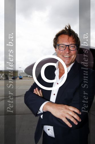 Schiphol OOst 18 juni 2015
Presentatie cast the bodyguard met in de hoofdrollen Romy Monteiro Carolina Dijkhuizen Mark v Eeuwen en Dave Mantel. Albert Verlinde is de producent namens Stage entertainment.
Ze arriveren in het nieuwe prive vliegtuig van John de Mol op schiphol OOst